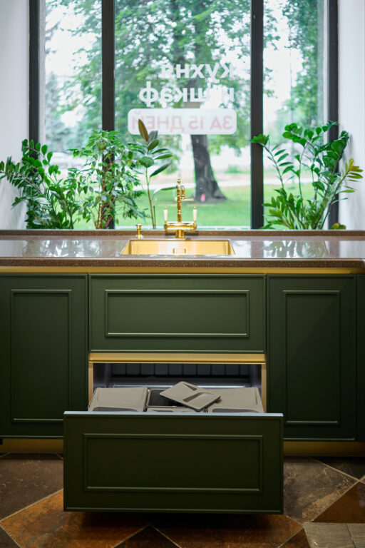 Кухня с окном у мойки